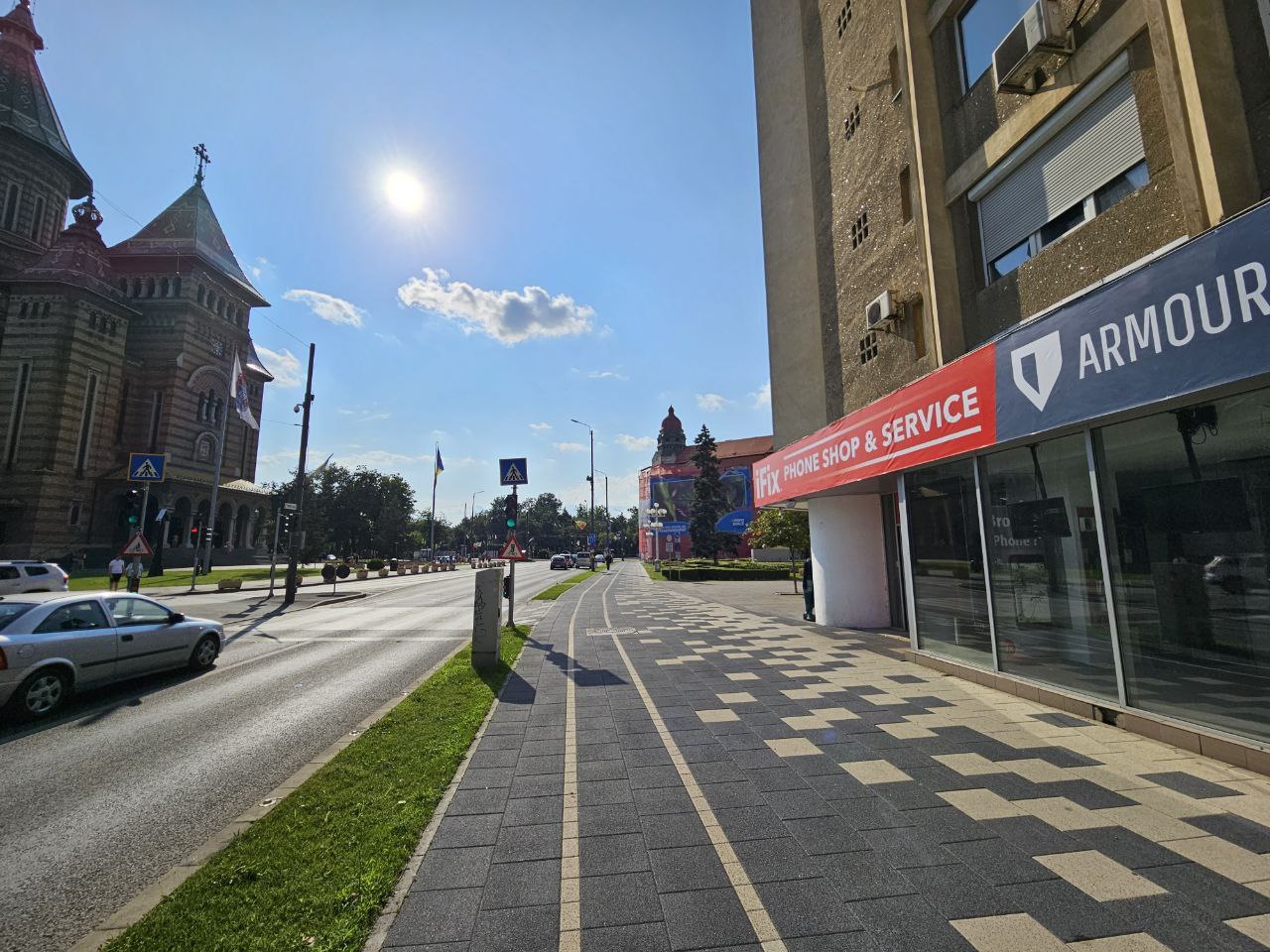 Exteriorul iFix Timișoara în zona Catedralei Mitropolitane, cu panoul Armour® deasupra intrării