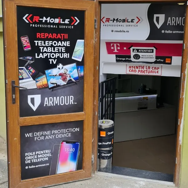 Partener Armour® — grafică pe vitrina magazinului