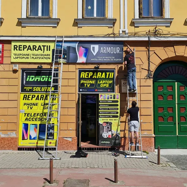 Partener Armour® — grafică pe vitrina magazinului