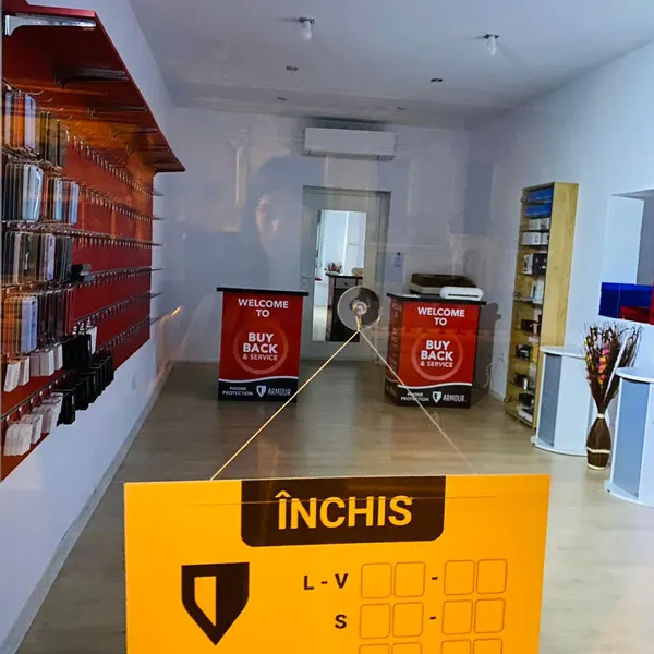 Partener Armour® — grafică pe vitrina magazinului